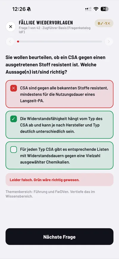 DieFeuerwehrApp, aufgelöste Frage zur Beständigkeit von Chemikalienschutzanzügen: falsche Antwort rot, richtige grün